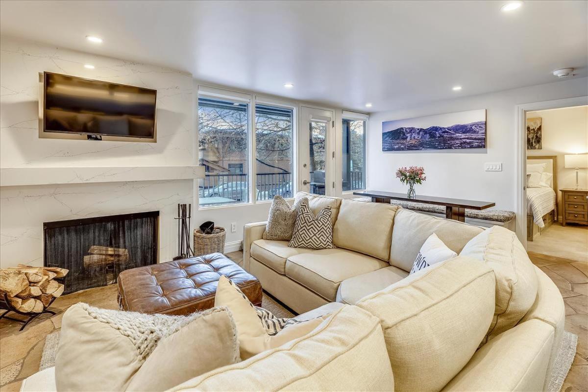 Stunning In-ski Out With Pool & Hot Tub Apartment