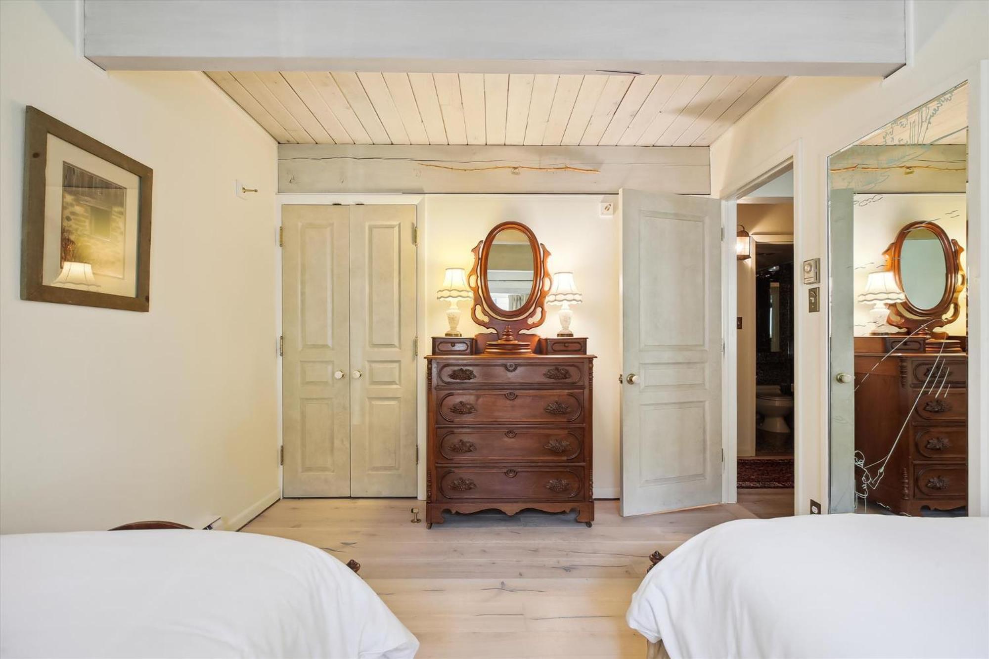 Apartment Specious & Beautiful - Steps To Ajax Gondola *