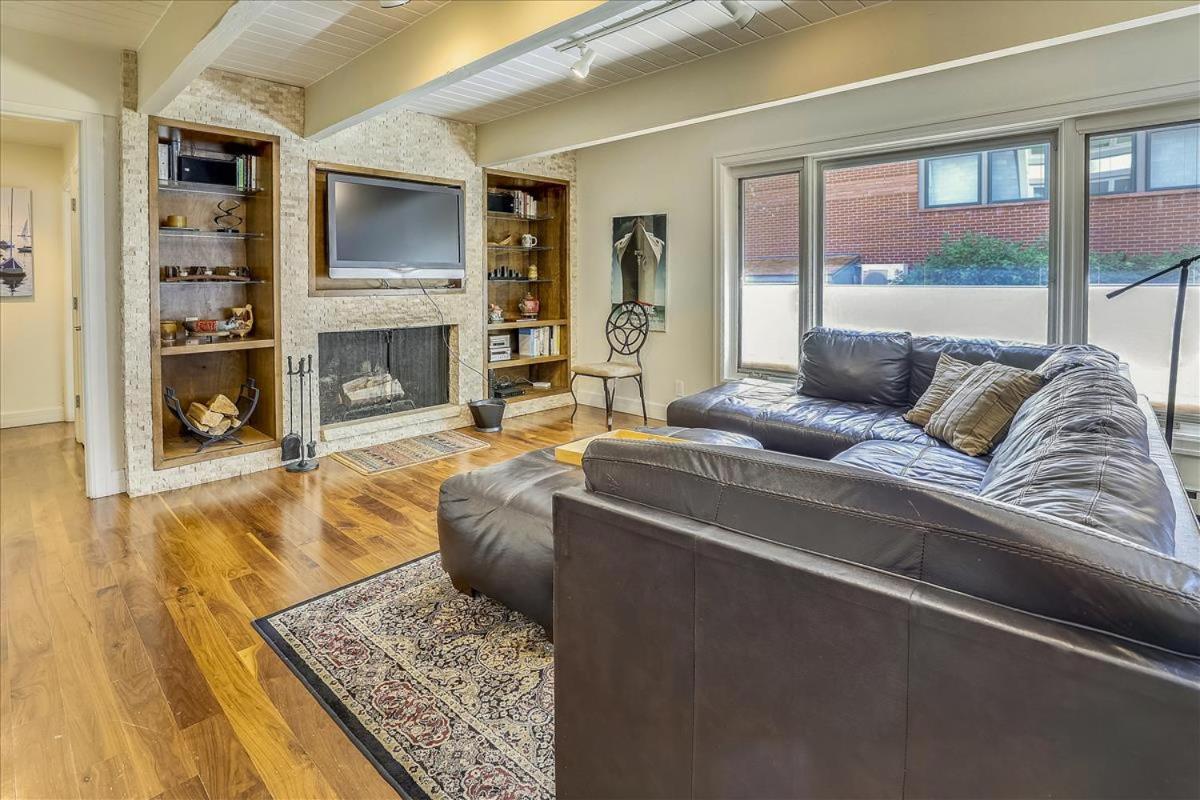 Walk Everywhere! Deluxe Apartment *