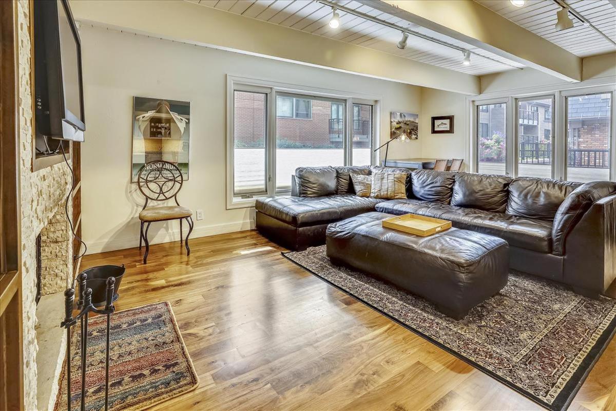 Walk Everywhere! Deluxe Aspen