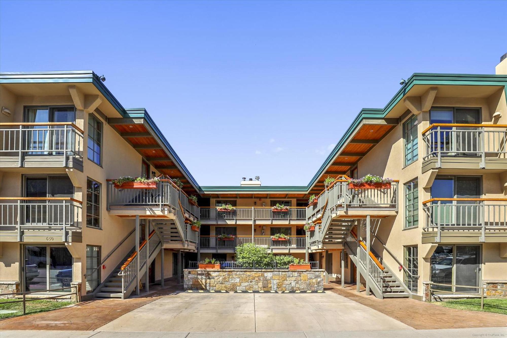 Elegant Downtown - Walk To Shops, Hill & Dining Apartment
