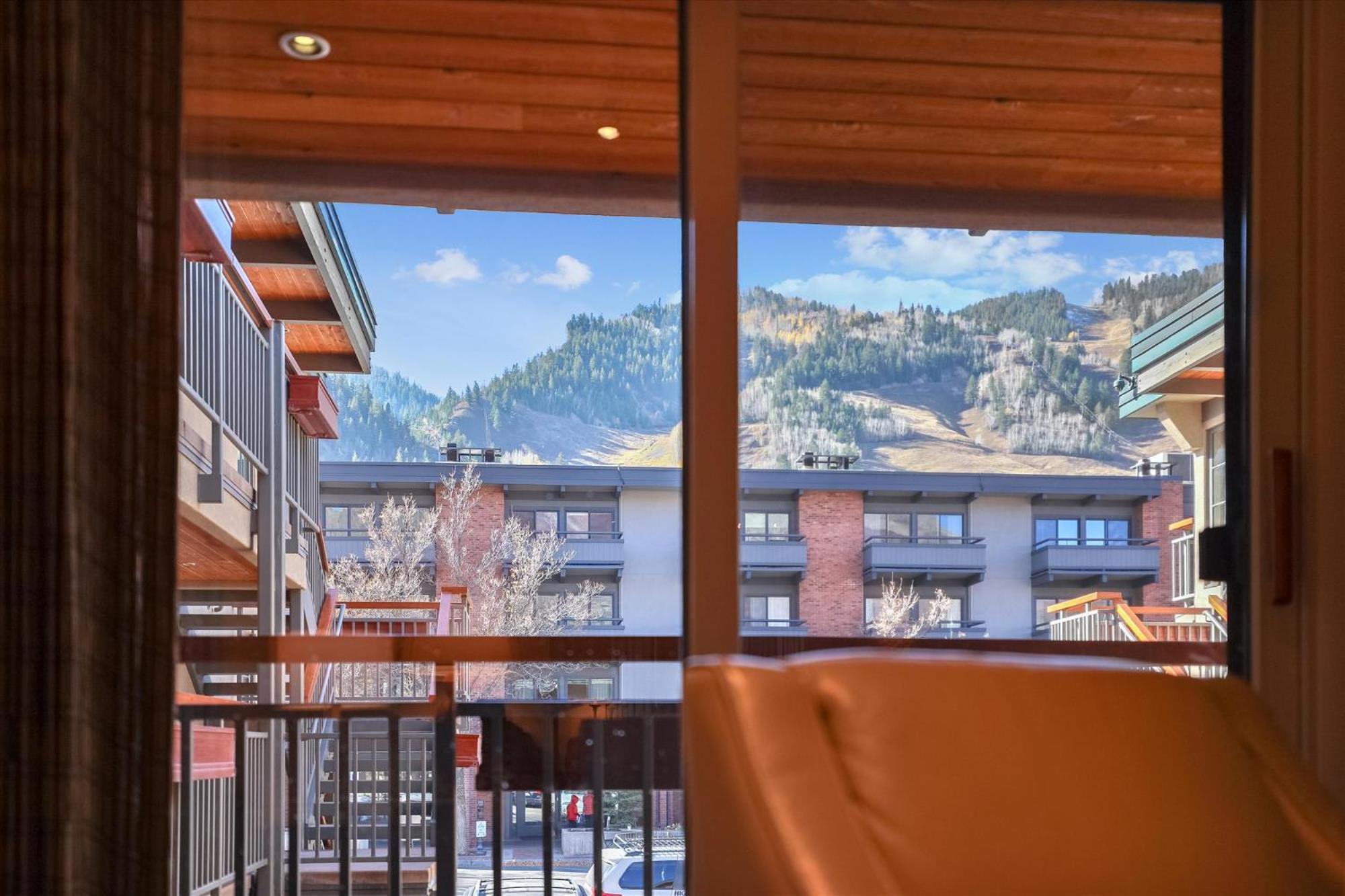 Elegant Downtown - Walk To Shops, Hill & Dining Apartment