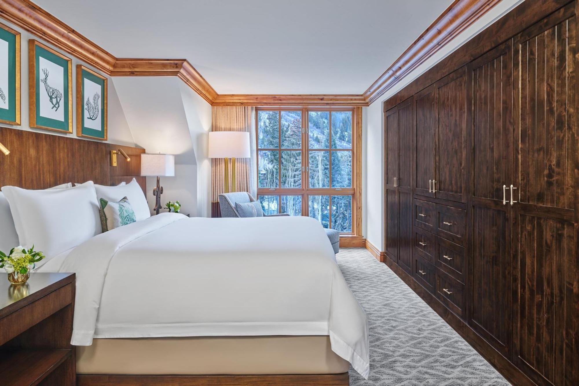 St. Regis Club, Hotel