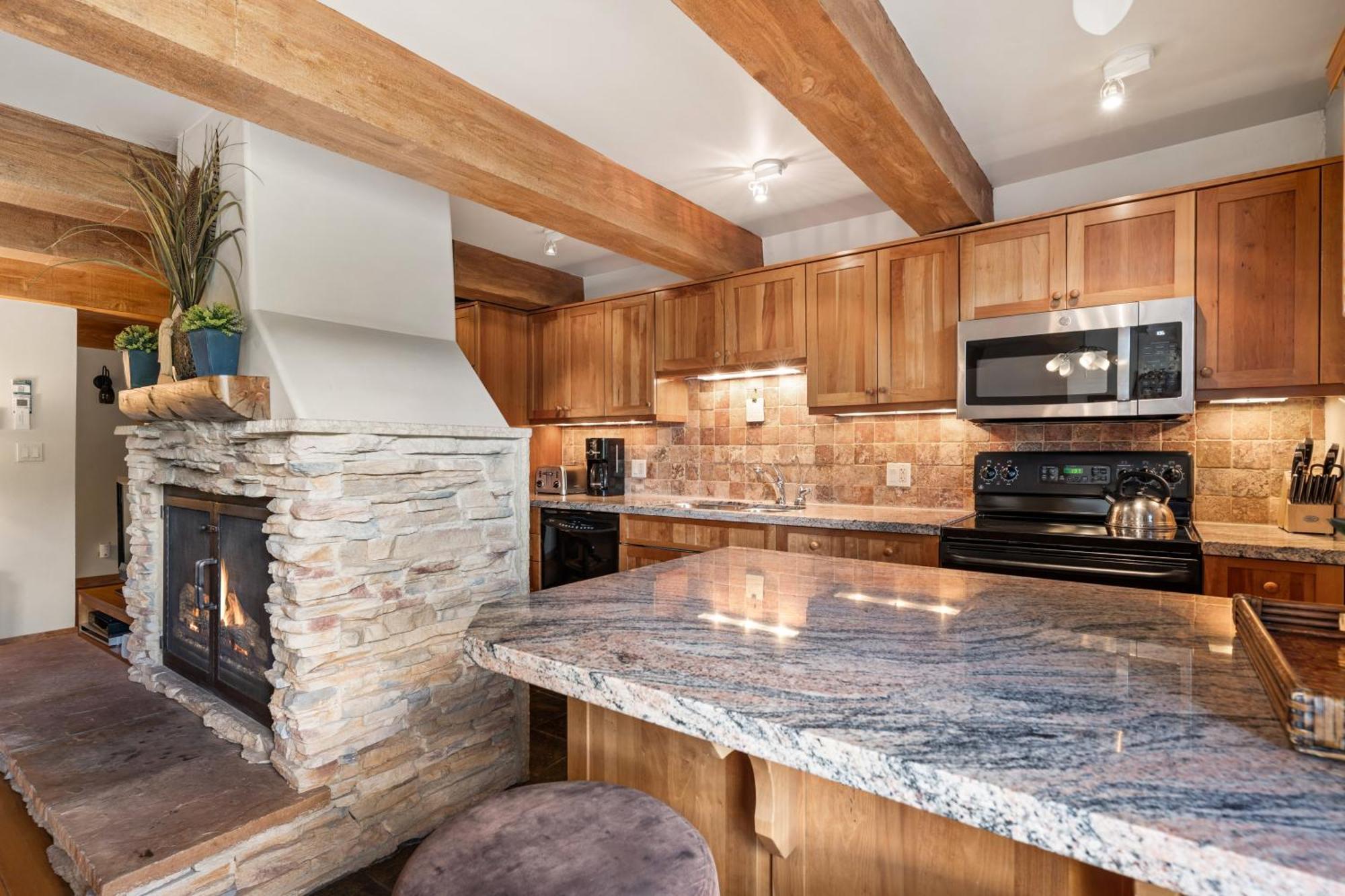 Chateau Roaring Fork 22, Mountain Chic 4-bedroom On Roaring Fork River - Walk To Downtown Holiday home