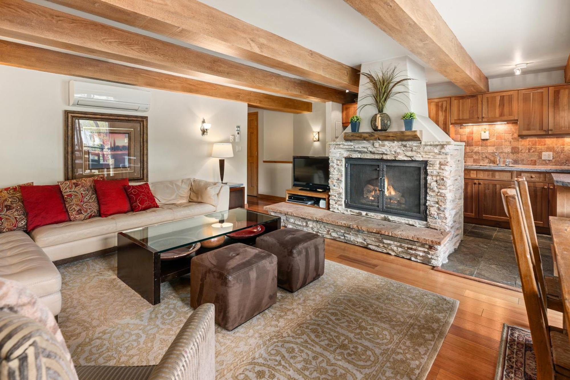 Chateau Roaring Fork 22, Mountain Chic 4-bedroom On Roaring Fork River - Walk To Downtown Holiday home *