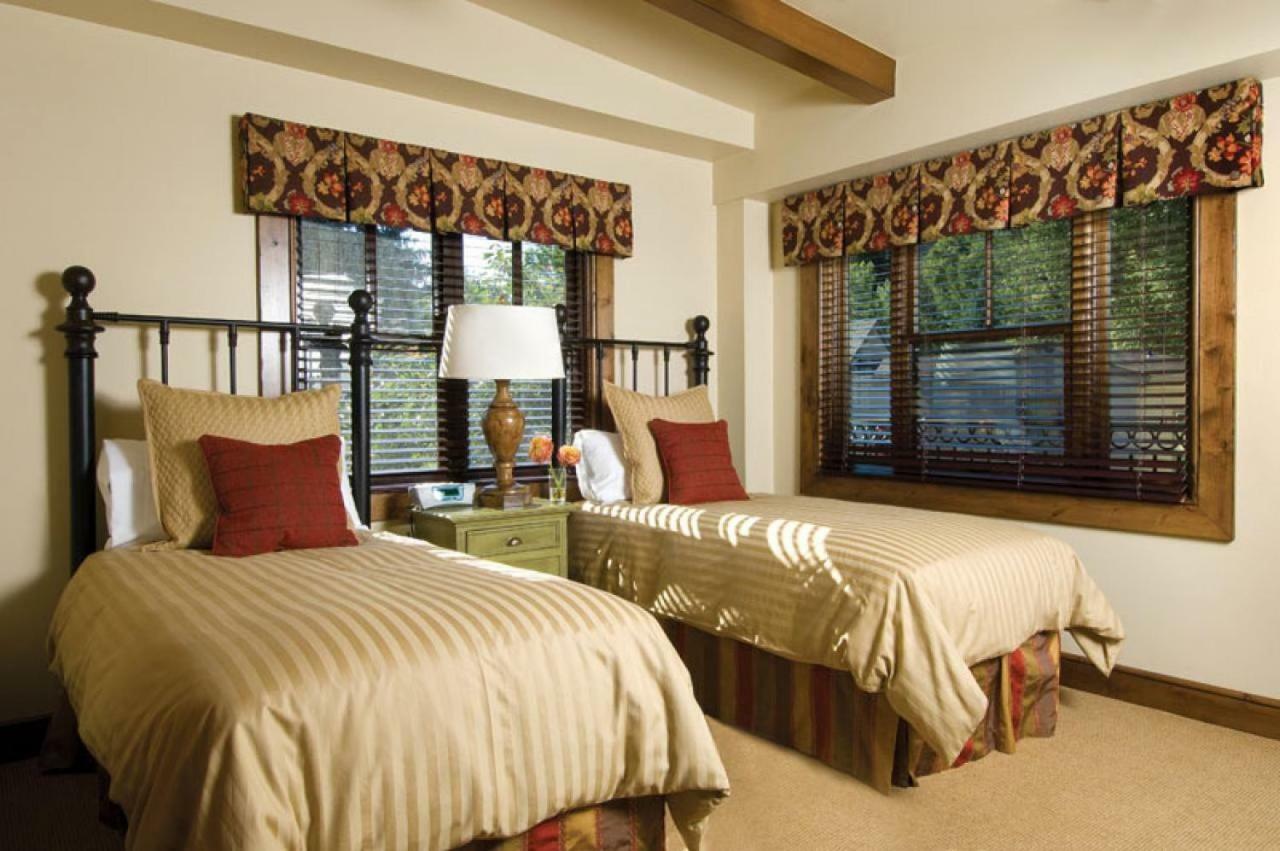 Innsbruck Deluxe Two-bedroom 1 W/ Hot Tub, Centrally Located