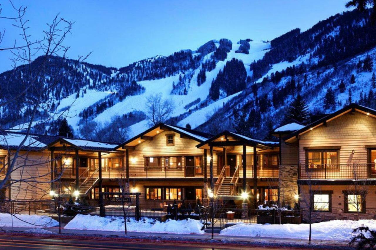 Innsbruck Deluxe Two-bedroom 1 W/ Hot Tub, Centrally Located Holiday home *
