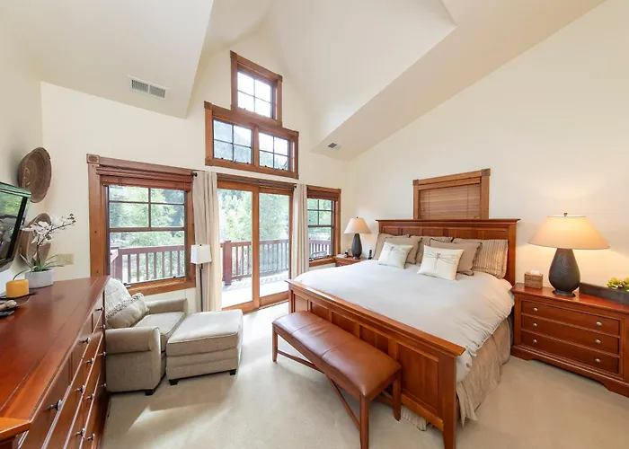 Christiana Lodge Unit 201C, Light-Filled Luxury Condo With Views Of Aspen Mountain