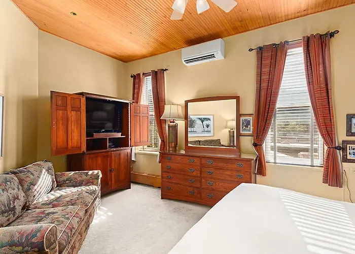 Independence Square 308, Top Floor Hotel Room With Ideal Downtown Location