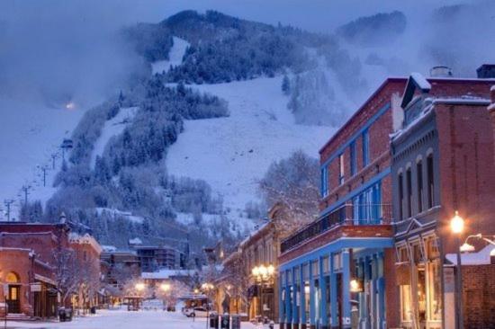 2 Bedroom Mountain Residence In The Heart Of Aspen With Amenities Including Heated Pool, Hot Tubs, Game Room And Spa * Aspen