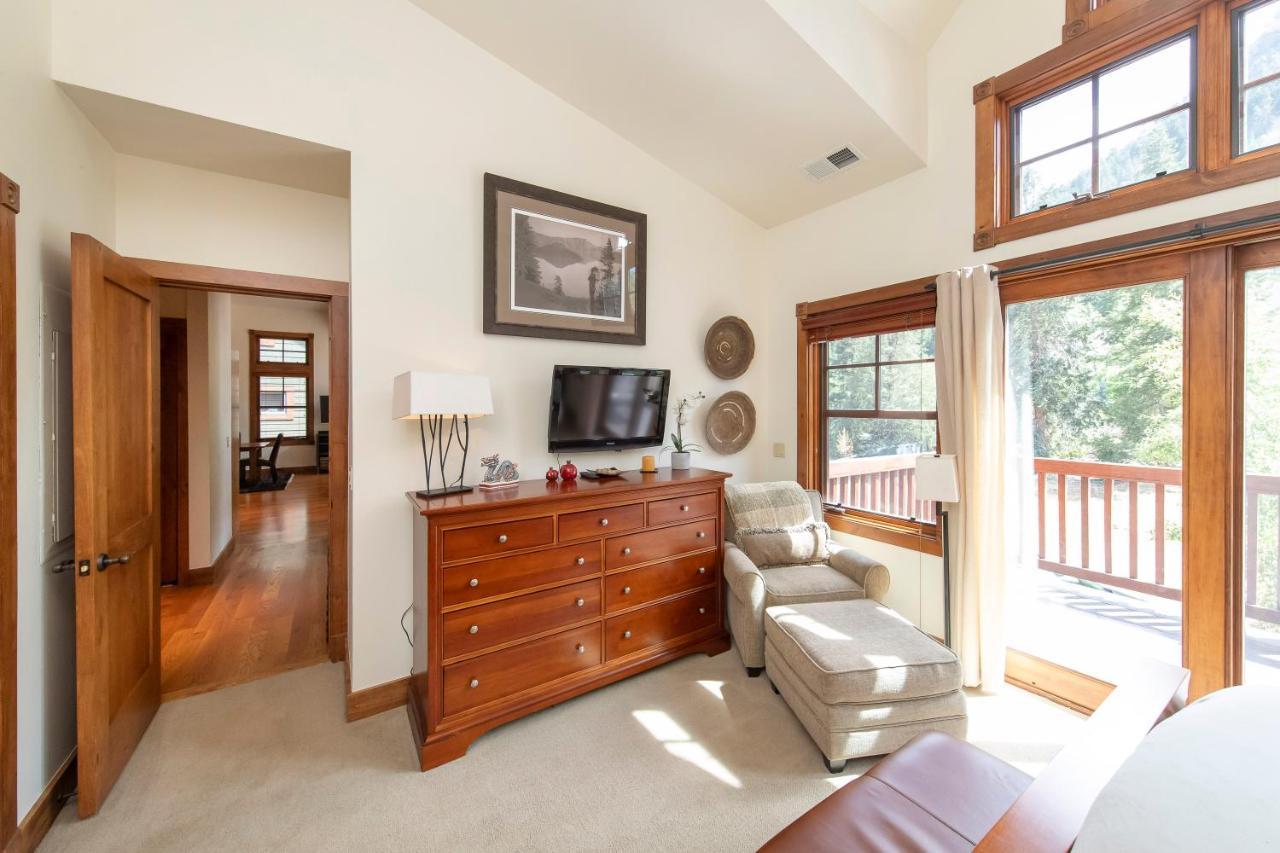 Christiana Unit 201c, Light-filled Luxury With Views Of Mountain