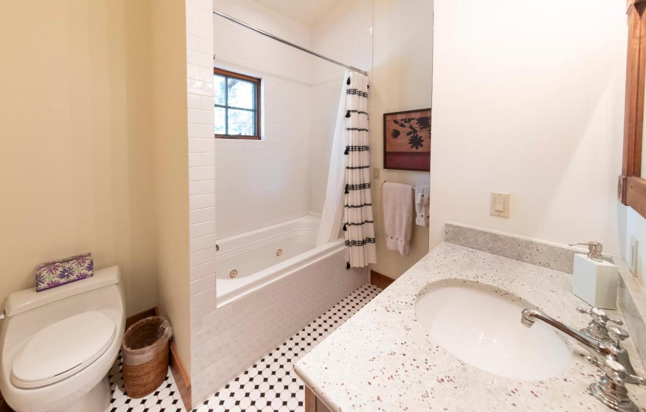 Christiana Unit 201c, Light-filled Luxury With Views Of Mountain Holiday home *