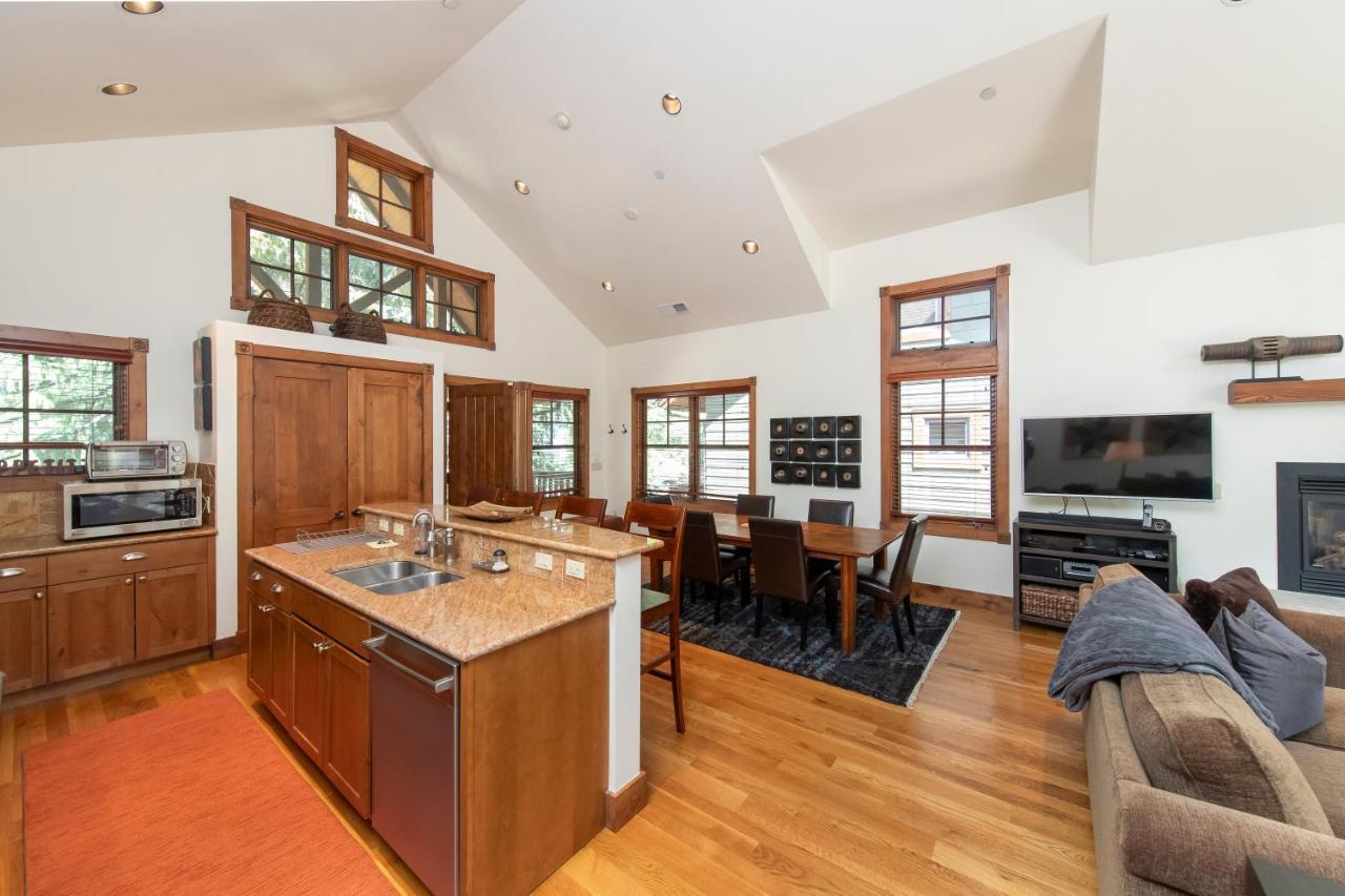 Christiana Unit 201c, Light-filled Luxury With Views Of Mountain *