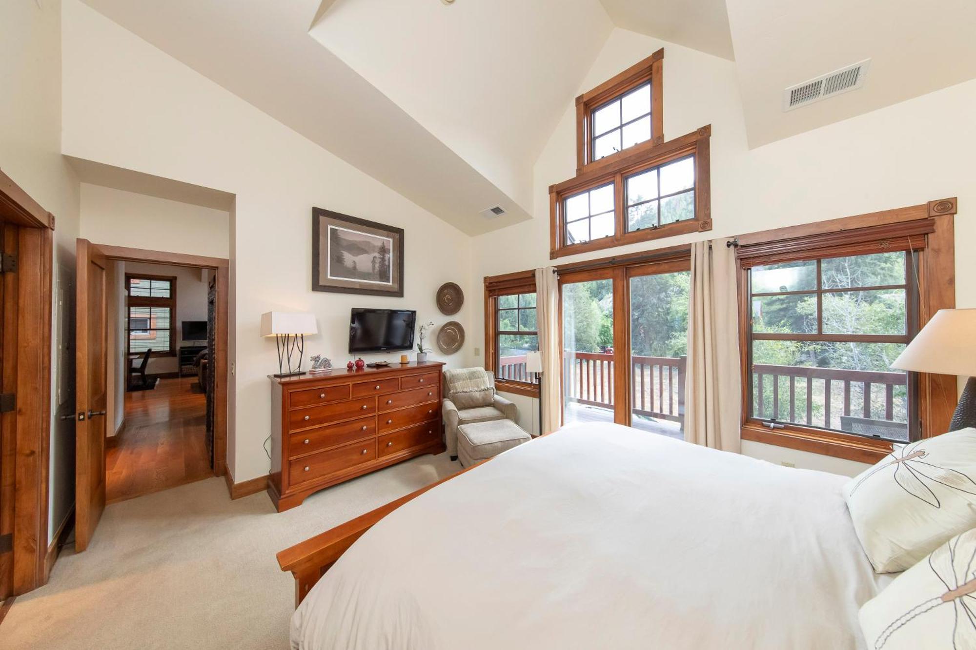 Christiana Unit 201c, Light-filled Luxury With Views Of Mountain Holiday home *