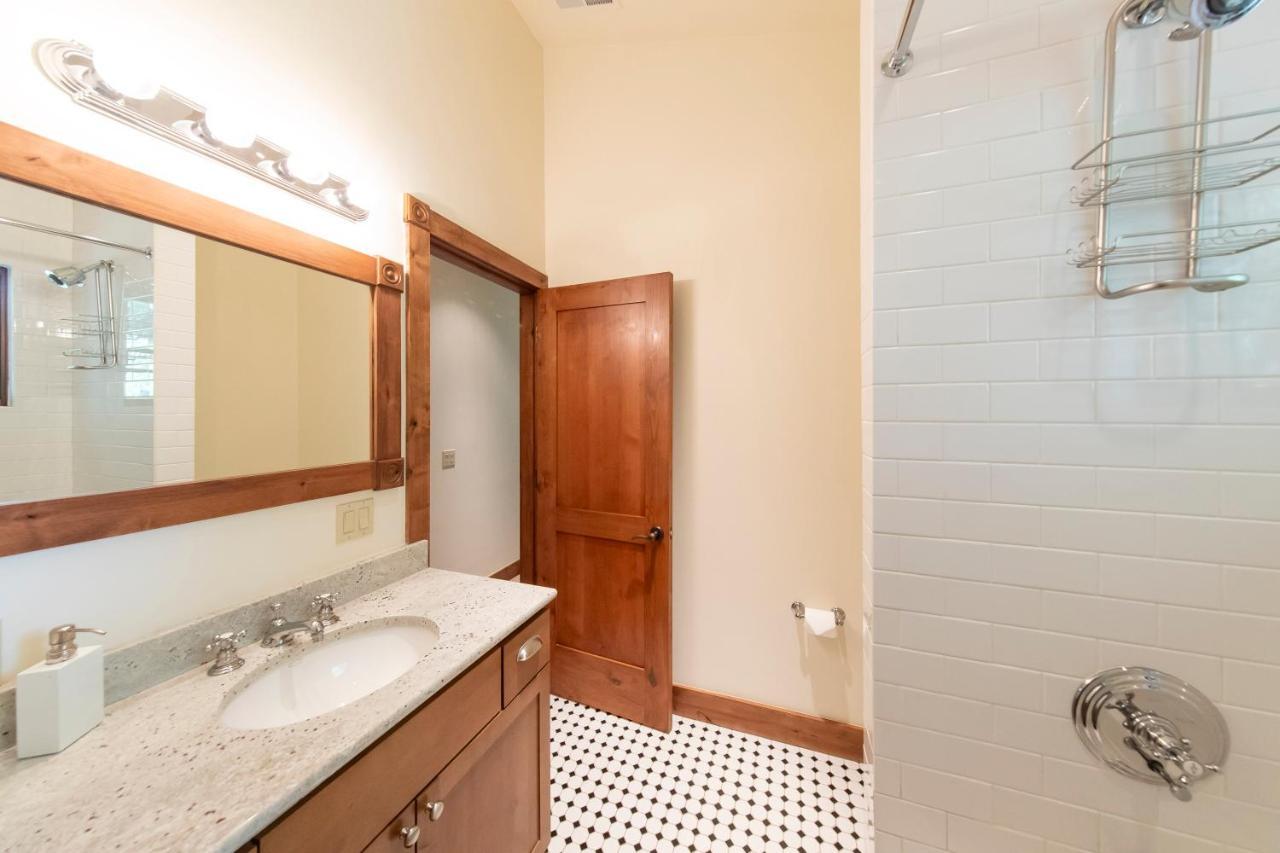 Christiana Unit 201c, Light-filled Luxury With Views Of Mountain Holiday home