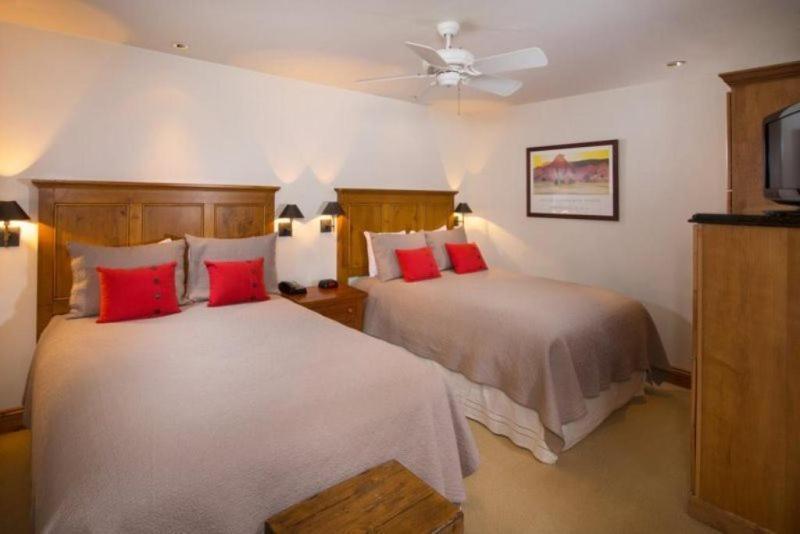 2 Bedroom Mountain Residence In The Heart Of Aspen With Amenities Including Heated Pool, Hot Tubs, Game Room And Spa * Aspen